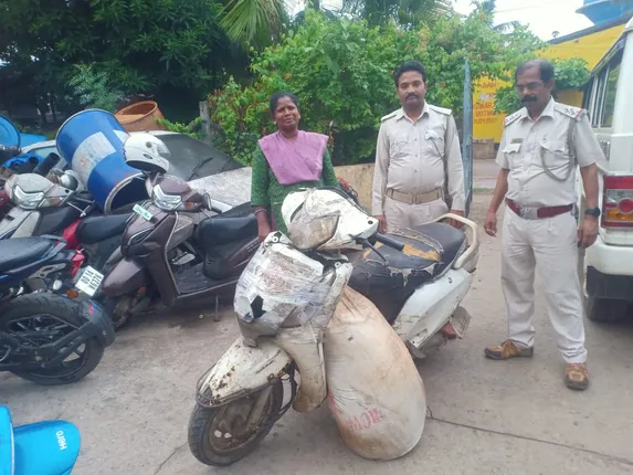 ୧୧୦ ଲିଟର ଦେଶୀ ମଦ ଜବତ, ୩ ଗିରଫ