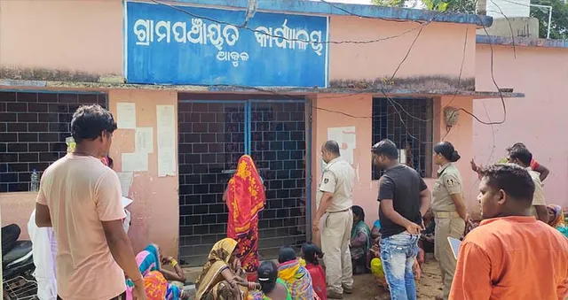 ପାଣି ପାଇଁ ପଞ୍ଚାୟତରେ ତାଲା, ୪ ଘଣ୍ଟା ପରେ ପିଇଓ, ସରପଞ୍ଚ, ୱାର୍ଡସଭ୍ୟ ଉଦ୍ଧାର