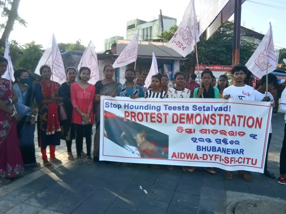 ତିସ୍ତା ଶୀତଲଭଡ଼ଙ୍କ ଗିରଫ ବିରୋଧରେ ବିକ୍ଷୋଭ