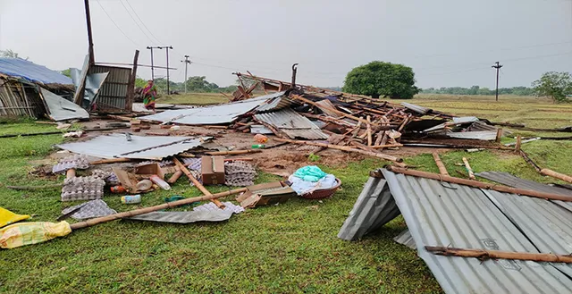 କାଳବୈଶାଖୀରେ ଭାଙ୍ଗିଲା ଘର, ଉପୁଡ଼ିଲା ଗଛ