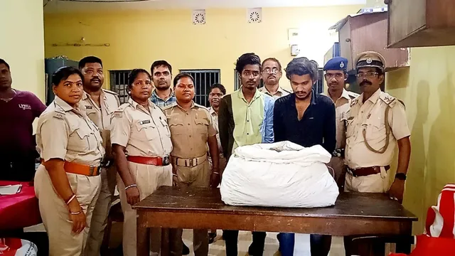 ୧୦.୪ କେଜି ଗଞ୍ଜେଇ ଜବତ: ୨ ଗିରଫ, ଭୁବନେଶ୍ବର ନେବାକୁ ଟ୍ରେନ୍‌ ଜଗିଥିଲେ