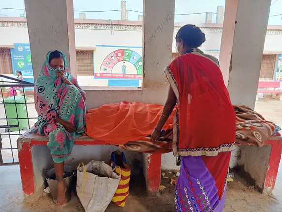 ମହୁଲ ଗଛରୁ ମଞ୍ଜି ସଂଗ୍ରହ କରୁଥିବା ବେଳେ ତଳକୁ ଖସିପଡ଼ି ଯୁବକ ମୃତ