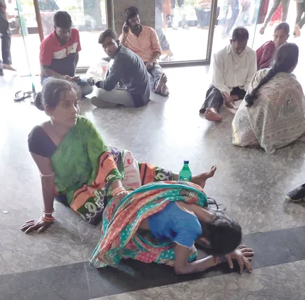 ଡାକ୍ତରଙ୍କୁ ଦେଖାଇବାକୁ ହେଲେ ଚଟାଣରେ ବସ