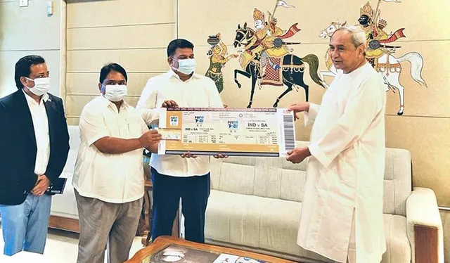 ମୁଖ୍ୟମନ୍ତ୍ରୀଙ୍କୁ ପ୍ରଥମ ଟିକେଟ୍‌: ବାରବାଟୀ ଟ୍ବେଣ୍ଟି-୨୦ ମ୍ୟାଚ୍‌ର ପ୍ରଥମ ଟିକେଟ୍ କିଣିଲେ ମୁଖ୍ୟମନ୍ତ୍ରୀ ନବୀନ ପଟ୍ଟନାୟକ