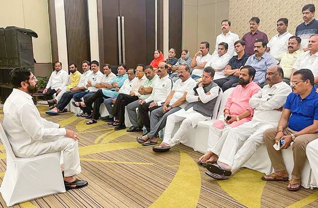 ମହାରାଷ୍ଟ୍ର ସଂକଟ : ଶୁକ୍ରବାର ରାତିରେ ଫଡନବୀସଙ୍କୁ ଭେଟିଥିଲେ ଏକନାଥ ସିନ୍ଦେ ?