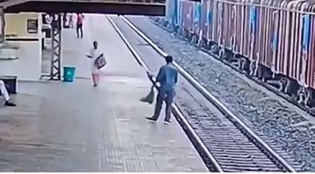 ରେଳ କର୍ମଚାରୀଙ୍କ ଅଦମ୍ୟ ସାହସ: ଷ୍ଟେସନ୍‌ରେ ରେଳଧାରଣାରୁ ଯାତ୍ରୀଙ୍କୁ ଉଦ୍ଧାର କରି ବଞ୍ଚାଇ ଦେଲେ ଜୀବନ