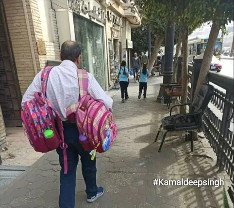 ଦୁଇ କାନ୍ଧରେ ୨ଟି ବ୍ୟାଗ୍‌ ବୋହି ନେଇ ଯାଉଥିବା ଏହି ବ୍ୟକ୍ତି ଜଣକ କାହିଁକି ଭାଇରାଲ୍‌? ଟ୍ବିଟ୍‌ କଲେ ଆଇଏଏସ୍‌ ଅଧିକାରୀ