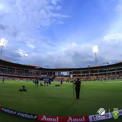 ୫ମ ଟି-୨୦ : ଟସ ଜିତି ବୋଲିଂ ନିଷ୍ପତ୍ତି ନେଲା ଦକ୍ଷିଣ ଆଫ୍ରିକା, ବର୍ଷା ପ୍ରଭାବିତ ମ୍ୟାଚରେ ଭାରତର ବ୍ୟାଟିଂ ଜାରି