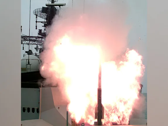 ଯୁଦ୍ଧ ଜାହାଜରୁ ଏହି ଅତ୍ୟାଧୁନିକ କ୍ଷେପଣାସ୍ତ୍ରର ସଫଳ ପରୀକ୍ଷଣ କଲା ଭାରତ