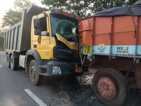 ରାସ୍ତାକଡରେ ଛିଡା ହୋଇଥିବା ଟ୍ରକକୁ ଦୁଇଥର ଧକ୍କା ଦେଲେ ବାଇକ ଓ ହାୱା ଚାଳକ, ଜଣେ ଗୁରୁତର