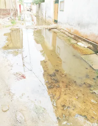 ୨ ବର୍ଷ ଧରି ରାସ୍ତାରେ ନର୍ଦ୍ଦମା ପାଣି: ଘରୁ ବାହାରି ପାରୁ ନାହାନ୍ତି ୧୨୦ ପରିବାର