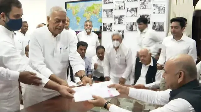 ରାହୁଲ୍‌ ଗାନ୍ଧୀ ଓ ଶରଦ ପାୱାର୍‌ଙ୍କ ସହିତ ଯାଇ ପ୍ରାର୍ଥୀପତ୍ର ଦାଖଲ କଲେ ମିଳିତ ବିରୋଧୀ ଦଳ ରାଷ୍ଟ୍ରପତି ପ୍ରାର୍ଥୀ ଯଶବନ୍ତ ସିହ୍ନା