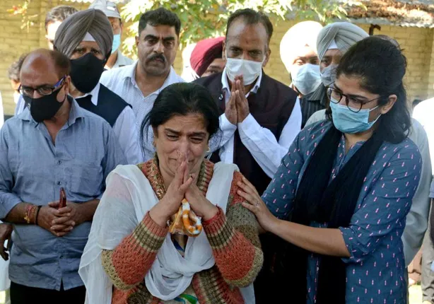 ସରକାର ଆମକୁ କଶ୍ମୀର ଛାଡିବାକୁ ଦେଉନାହାନ୍ତି: ହାଇକୋର୍ଟଙ୍କ ହସ୍ତକ୍ଷେପ ଲୋଡ଼ିଲେ କଶ୍ମୀରୀ ପଣ୍ଡିତ