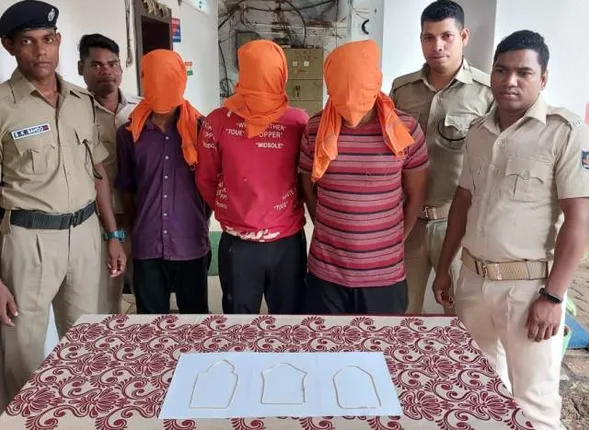 ଚେନ୍ ଲୁଟୁଥିଲେ; ସୁନା ଋଣ ଦେଉଥିବା ସଂସ୍ଥାରେ ବନ୍ଧା ରଖି ଟଙ୍କା ଆଣୁଥିଲେ, ୩ ଗିରଫ