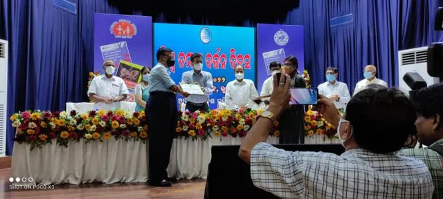 ଜାତୀୟ ତମାଖୁ ନିୟନ୍ତ୍ରଣ କାର୍ଯ୍ୟକ୍ରମର ସଫଳତା ପାଇଁ ଖୋର୍ଦ୍ଧା ଜିଲ୍ଲା ପୁରସ୍କୃତ