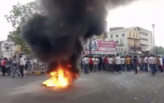 କର୍ଫ୍ୟୁ ସତ୍ତ୍ବେ ଉଦୟପୁରରେ ହିଂସା ଓ ଆନ୍ଦୋଳନ ଜାରି: କହ୍ନେୟା ଲାଲ୍‌ଙ୍କ ପରିବାର ସଦସ୍ୟଙ୍କୁ ଭେଟିଲେ ଅଶୋକ ଗେହଲଟ