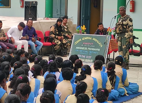 ଛାତ୍ରଛାତ୍ରୀଙ୍କୁ ଜାତୀୟ ସୁରକ୍ଷା ସଂପର୍କିତ ପାଠ ପଢ଼ାଇଲେ ବିଏସ୍‌ଏଫ୍‌ ଯବାନ୍‌