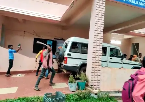 ଚିତ୍ରକୋଣ୍ଡା ଥାନା ଉପରେ କଂଗ୍ରେସ କର୍ମୀଙ୍କ ଆକ୍ରମଣ, ପୁଲିସ ଗାଡିକୁ ଭାଙ୍ଗିଲେ ଉତ୍ୟକ୍ତ ଲୋକ