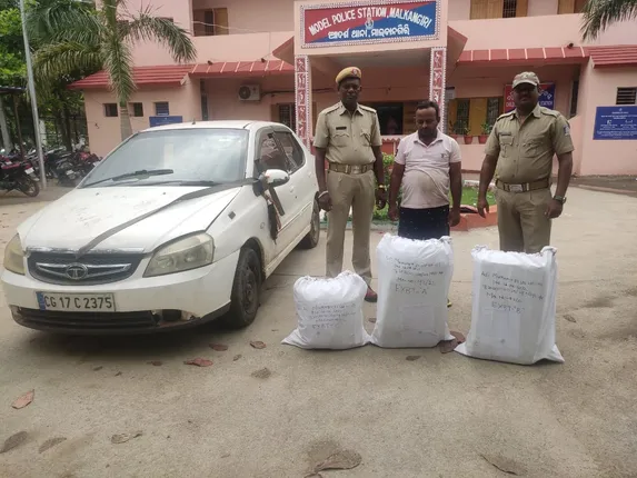 ପୁଲିସର ପତରେ ପତରେ ଯିବା ନୀତିକୁ ନେଇ ଗଞ୍ଜେଇ ଚାଲାଣକାରୀଙ୍କ ମଧ୍ୟରେ ଛନକା