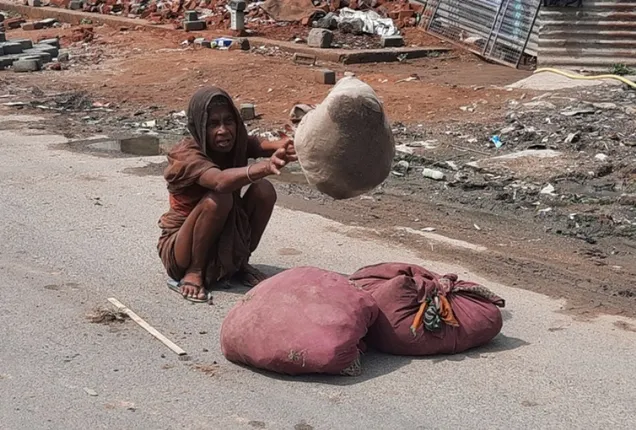 ଅସହାୟ ବୃଦ୍ଧାଙ୍କୁ ଆହା ବୋଲି ପଚାରିବାକୁ କେହି ନହାନ୍ତି, ଘୁଷୁରି ଘୁଷୁରି ଗୋଟିଏ ସ୍ଥାନରୁ ଅନ୍ୟ ସ୍ଥାନକୁ ଯାଉଛନ୍ତି
