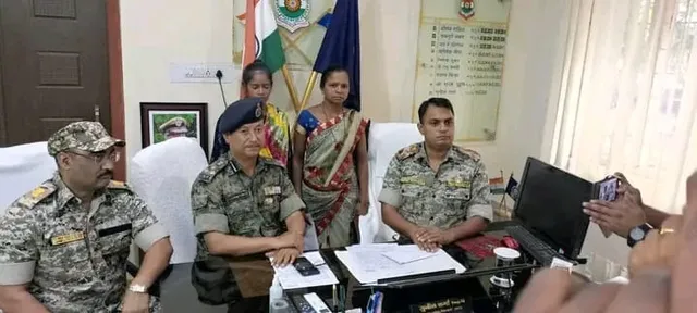 ୨ ମହିଳା ନକ୍ସଲର ଆତ୍ମସମର୍ପଣ; ଜଣକ ନାମରେ ଥିଲା ୮ ଲକ୍ଷ ଟଙ୍କାର ପୁରସ୍କାର