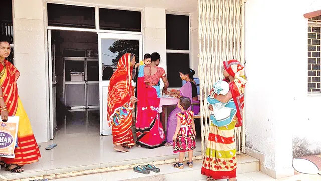 ନିଆଳି ଡାକ୍ତରଖାନା: ବିକଳ୍ପ ବ୍ୟବସ୍ଥା ନ କରି ଭାଙ୍ଗିଦେଲେ କୋଠା, ୩୦ ସ୍ଥାନରେ ୪ ଶଯ୍ୟାରେ ଚଳୁଛି କାମ