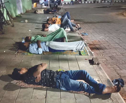 ରାତିରେ ବଡ଼ ଡାକ୍ତରଖାନା