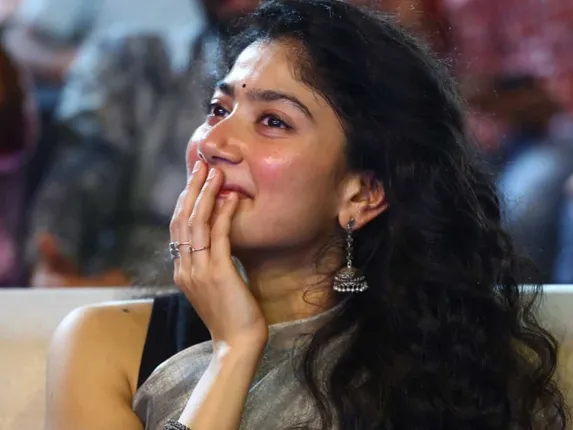 ଏପରି କ’ଣ ମନ୍ତବ୍ୟ ଦେଇ ଦେଲେ ଯେ ପ୍ରିୟ ଅଭିନେତ୍ରୀ ବୋଲି କହୁଥିବା ପ୍ରଶଂସକ ବି ଚିଡ଼ିଗଲେ ସାଇ ପଲ୍ଲବୀଙ୍କ ଉପରେ?