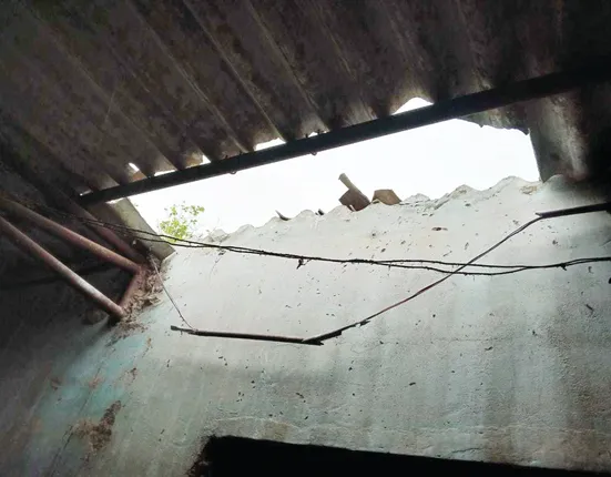 ପୂର୍ବ ଶତ୍ରୁତାରୁ ବୋମାମାଡ଼, ୨ ଆହତ, ଭାଙ୍ଗିଲା ଆଜ୍‌ବେଷ୍ଟସ୍‌, ୩ ଅଳ୍ପକେ ବର୍ତ୍ତିଲେ; ମୁଖ୍ୟ ଅଭିଯୁକ୍ତ ଗିରଫ