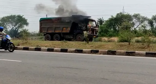ଚଳନ୍ତା ହାଇୱାରେ ଲାଗିଲା ନିଆଁ: ଅଳ୍ପକେ ବର୍ତ୍ତିଲେ ଚାଳକ