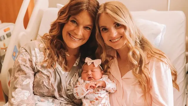 ନିଃସନ୍ତାନ ଝିଅକୁ ଦେଲେ ମାଆ ହେବାର ଅନୁଭବ; ଝିଅର ଛୁଆକୁ ଗର୍ଭରେ ରଖି ଦୁନିଆକୁ ଆଣିଲେ ମହିଳା