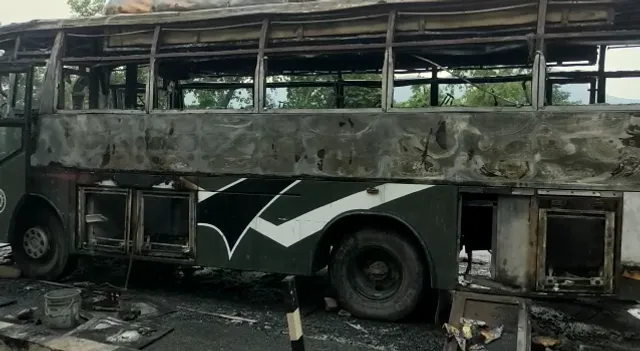 ଇଞ୍ଜିନରୁ ନିଆଁ ଲାଗି ଜଳିଗଲା ଚଳନ୍ତା ବସ୍: ସମସ୍ତ ଯାତ୍ରୀ ସୁରକ୍ଷିତ