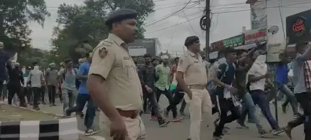 କେନ୍ଦ୍ର ସରକାରଙ୍କ ଅଗ୍ନିପଥ ଯୋଜନାକୁ କଟକରେ ବିରୋଧ: କ୍ୟାଣ୍ଟନମେଣ୍ଟ ରୋଡରେ ବିକ୍ଷୋଭ