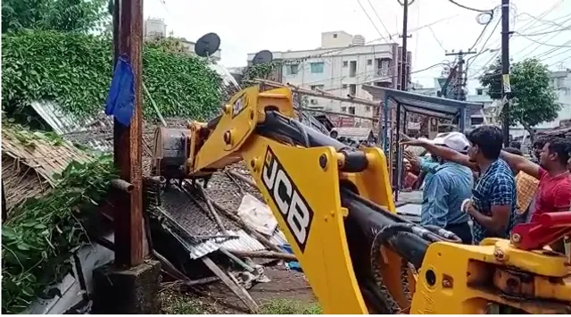 ୟୁପି ପଥରେ ଓଡ଼ିଶା ପୁଲିସ: ଗୁଣ୍ଡାରାଜ ଚଳାଇଥିବା ଲୋକଙ୍କ ଦୋକାନ ଉପରେ ଚଢ଼ିଲା ଵୁଲଡୋଜର