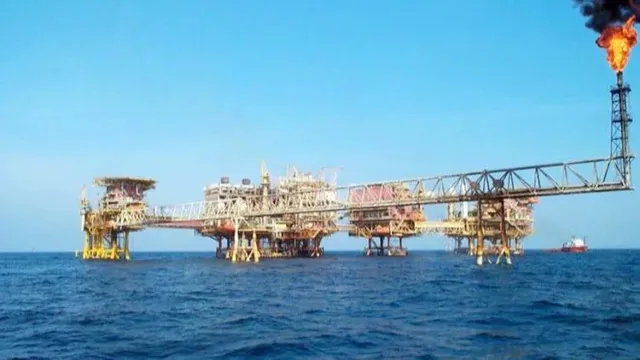 ଆରବ ସାଗରରେ ଜରୁରୀକାଳୀନ ଅବତରଣ କଲା ଓଏନ୍‌ଜିସି ହେଲିକପ୍ଟର