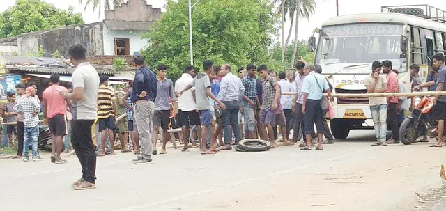 ଗୋଡ଼ାଇ କାମୁଡ଼ୁଛନ୍ତି ମାଙ୍କଡ଼, ତାତିଲେ ଲୋକ, ରାସ୍ତା‌ରେ ବସିଲେ