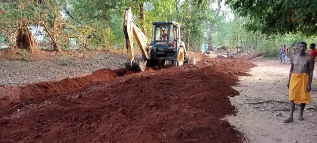 ମନେରେଗା କାମକୁ ନେଇ ଗ୍ରାମବାସୀଙ୍କ ଅସନ୍ତୋଷ, ଶ୍ରମିକ ବଦଳରେ ମେସିନ ଲାଗିଛି କାମରେ