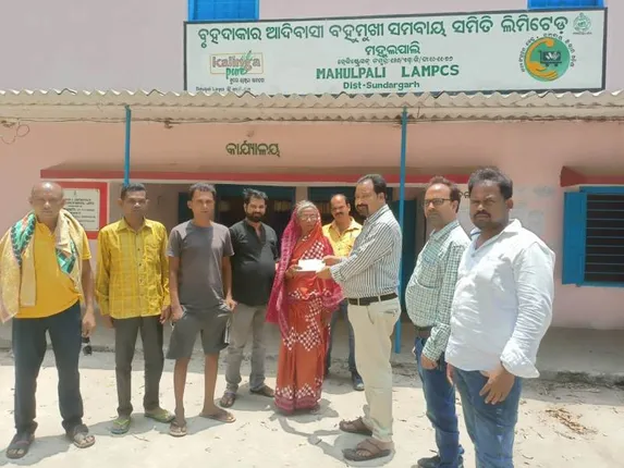 ଦୁର୍ଘଟଣାରେ ମୃତ ଋଣୀ ଚାଷୀଙ୍କ ପରିବାରକୁ ଲ୍ୟାମ୍ପସ ଦେଲା ୫ ଲକ୍ଷ 