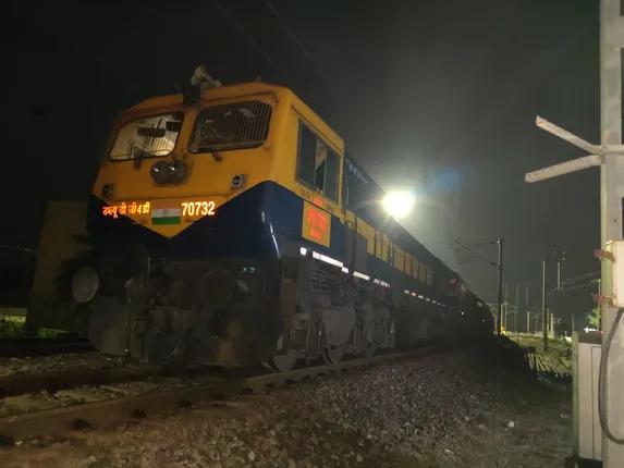 ରେଳଫାଟକରେ ଫସି ରହିଲା ମାଲ୍‌ଗାଡ଼ି, ଅଢ଼େଇ ଘଣ୍ଟା ବିଳମ୍ବରେ ପହଞ୍ଚିଲା ତପସ୍ବିନୀ