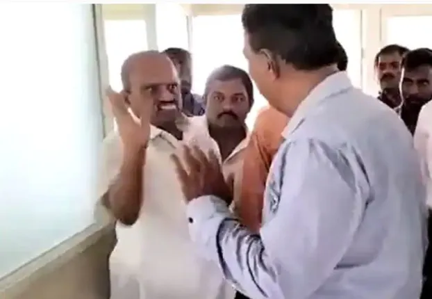 ପ୍ରିନ୍ସିପାଲଙ୍କୁ ଚାପୁଡ଼ା ମାରିଲେ ବିଧାୟକ, ଭିଡିଓ ଭାଇରାଲ