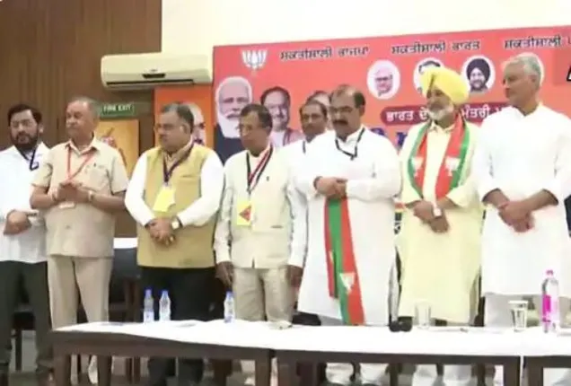 ଭୁଶୁଡିବାରେ ଲାଗିଛି ପଞ୍ଜାବ କଂଗ୍ରେସ, ସୁନୀଲଙ୍କ ପରେ ବିଜେପିରେ ଯୋଗଦେଲେ ୫ ଜଣ ବରିଷ୍ଠ ନେତା