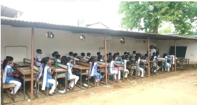 ଚମକୁଛି ସ୍କୁଲ, ସାଇକେଲ ଷ୍ଟାଣ୍ଡରେ ଚାଲିଛି ପାଠପଢ଼ା