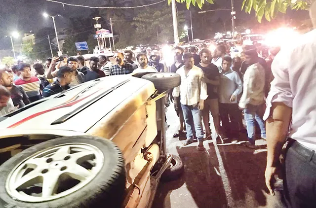 ଫୁଟ୍‌ପାଥ୍‌ରେ ଓଲଟିଲା କାର୍‌