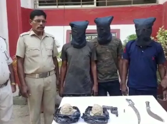 ଡାକୟତି ଯୋଜନା କରୁଥିଲେ, ୩ ଧରାପଡ଼ିଲେ