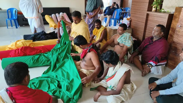 ତିନି ରଥର କନା ଅନୁକୂଳ, ଦର୍ଜୀ ସେବକ କଲେ ଅନୁକୂଳ। (ଫଟୋ: ସୁମନ୍ତ, ପୁରୀ)