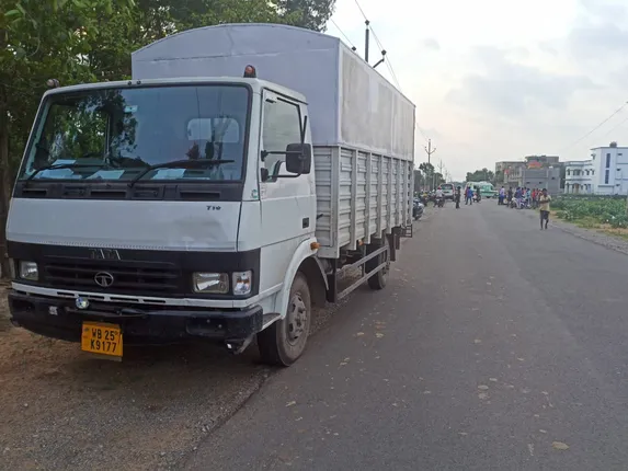 ଦୁଇ ସାଇକେଲ ଆରୋହୀଙ୍କ ଉପରେ ଚଢ଼ିଗଲା ଫ୍ଲିପକାର୍ଟର ପାର୍ସଲ ଭ୍ୟାନ୍: ନାବାଳକ ମୃତ, ସାଙ୍ଗ ଗୁରୁତର