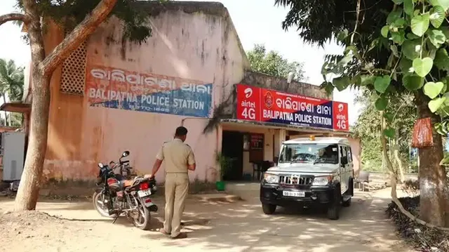 ଦଳିତ ଯୁବକଙ୍କୁ ଥାନାରେ ମାଡ଼ ମହଙ୍ଗା ପଡ଼ିଲା: ନିଜ ନାଁରେ ମାମଲା ରୁଜୁ କଲେ ଇନ୍ସପେକ୍ଟର୍‌