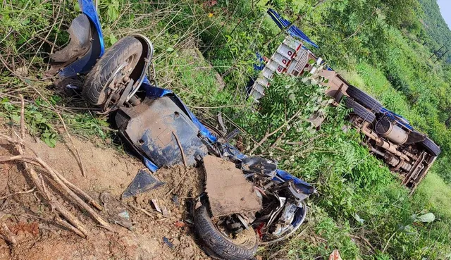 ସ୍କୁଟିକୁ ଧକ୍କା ଦେଇ ଓଲଟିଲା ଟ୍ରକ୍, ଆରୋହୀ ଗୁରୁତର