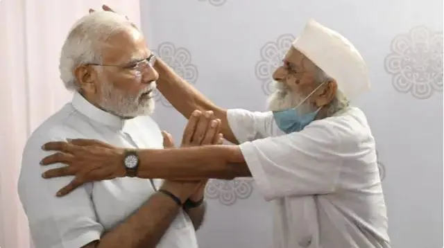 'ଗୁରୁଜୀ ପ୍ରଣାମ, ଆପଣଙ୍କ ଆଶୀର୍ବାଦ ଥାଉ' କହି ଶିକ୍ଷକଙ୍କୁ ମୁଣ୍ଡିଆ ମାରିଲେ ମୋଦୀ