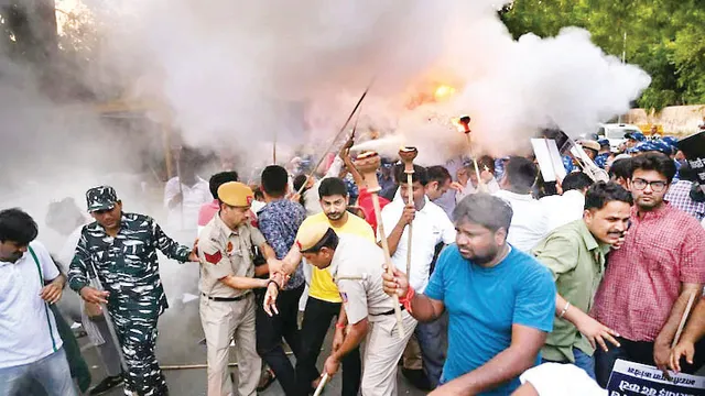 ଥମୁନି ‘ଅଗ୍ନିପଥ’ ନିଆଁ; ୧୨ ଟ୍ରେନ୍‌ ଜାଳିଦେଲେ, ୨୦୦ରୁ ଅଧିକ ଟ୍ରେନ୍‌ ବାତିଲ୍‌